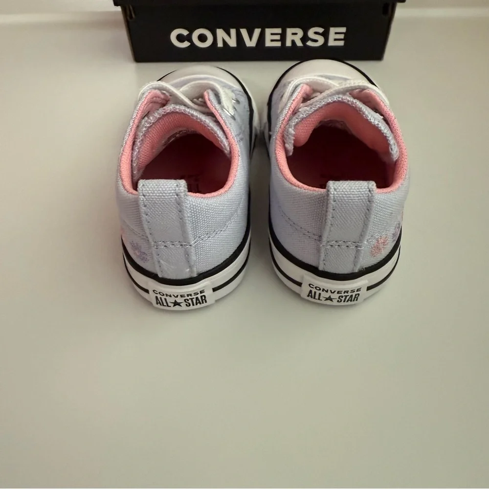 NIB Converse Chuck Taylor All Star Embroidered Flowers Madison Ox